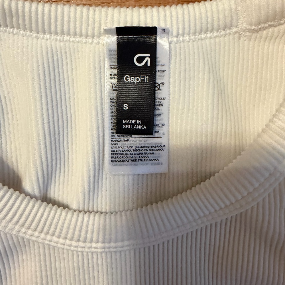 GAPFit Ribbed Seamless Tank - Picture 2 of 3